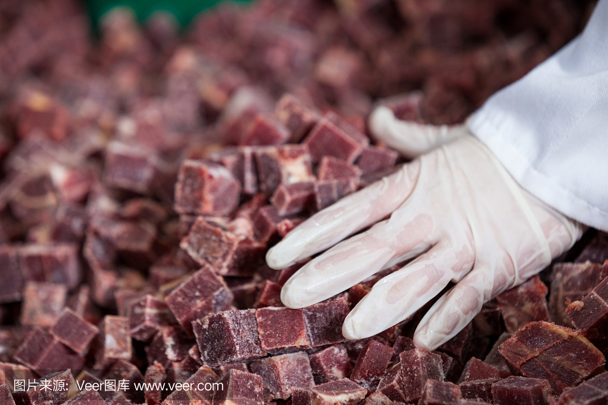 肉制品工厂里成堆的肉块